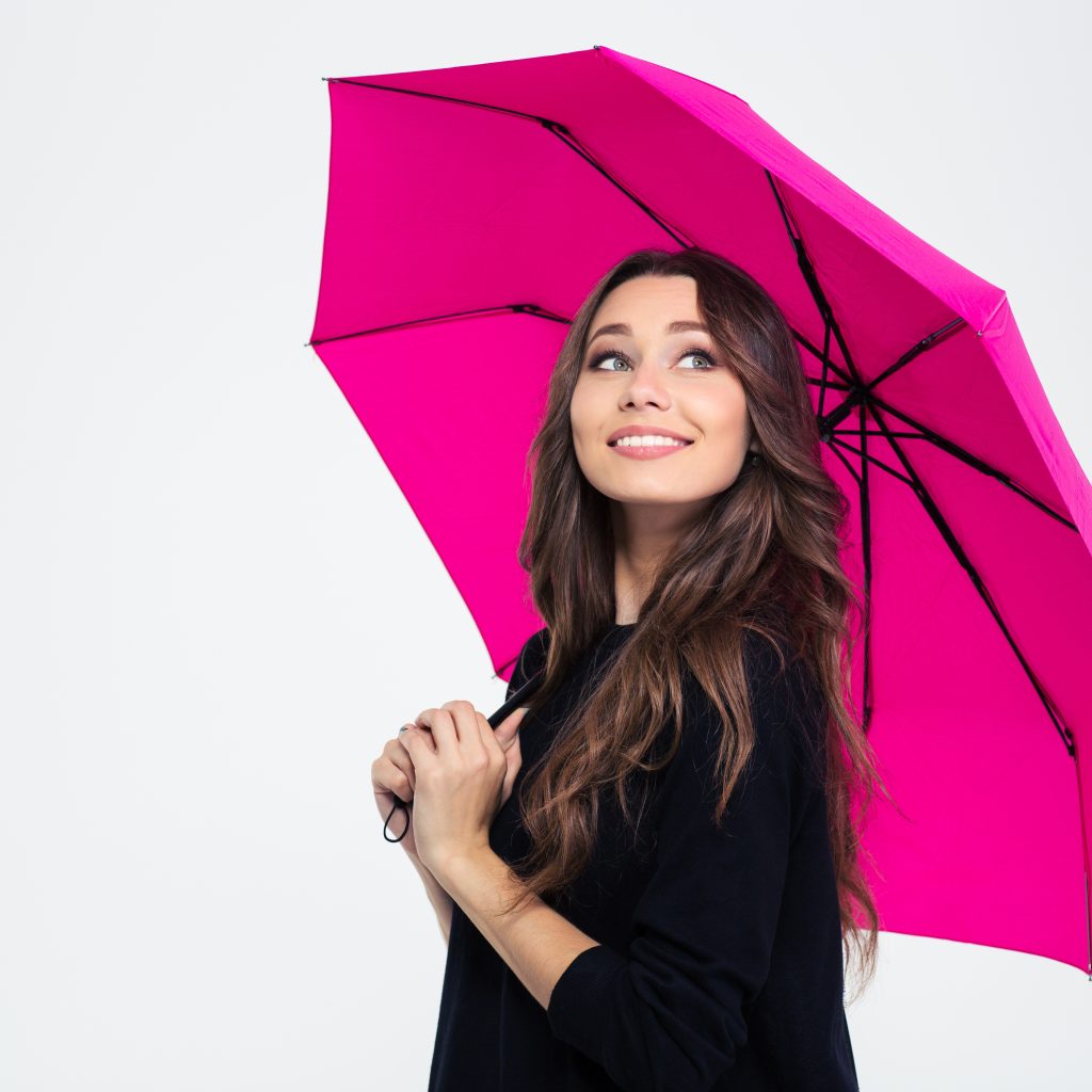 Одолжил ей зонтик. Девушка с розовым зонтом. Красивая женщина с зонтиком. Розовый зонт на белом фоне. Зонтик улыбка.